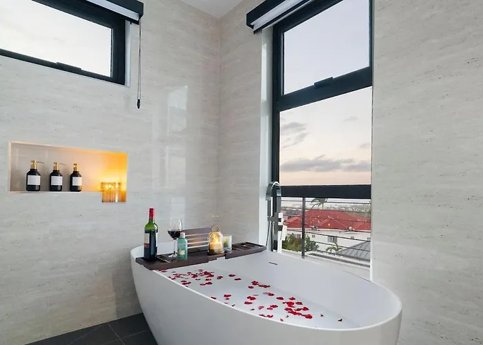 Luxe Loft Penthouse- Ironshore Appartement *