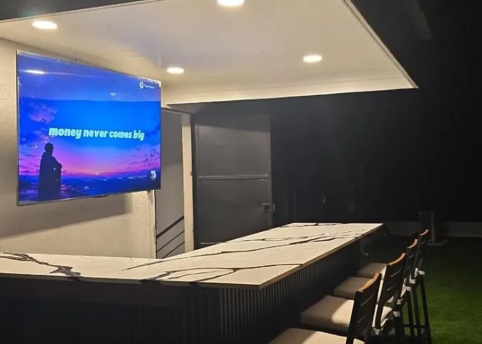 Luxe Loft Penthouse- Ironshore Appartement *