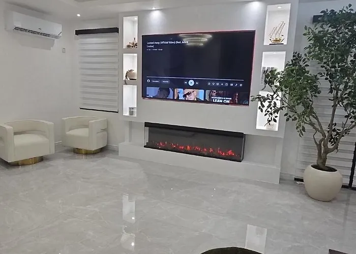 Luxe Loft Penthouse- Ironshore Appartement